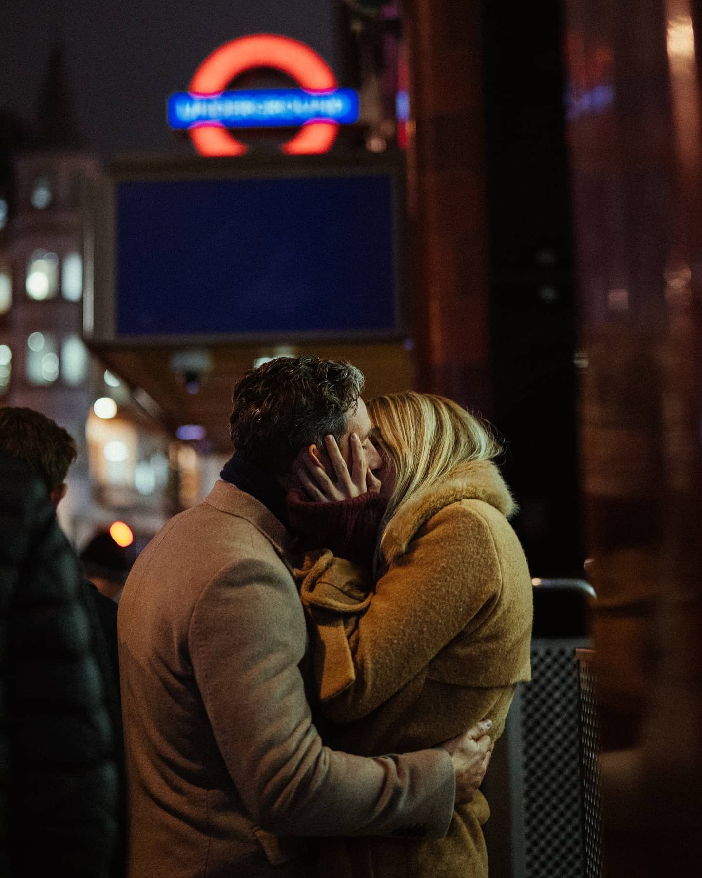 Kiss in the City Night Photography Idea